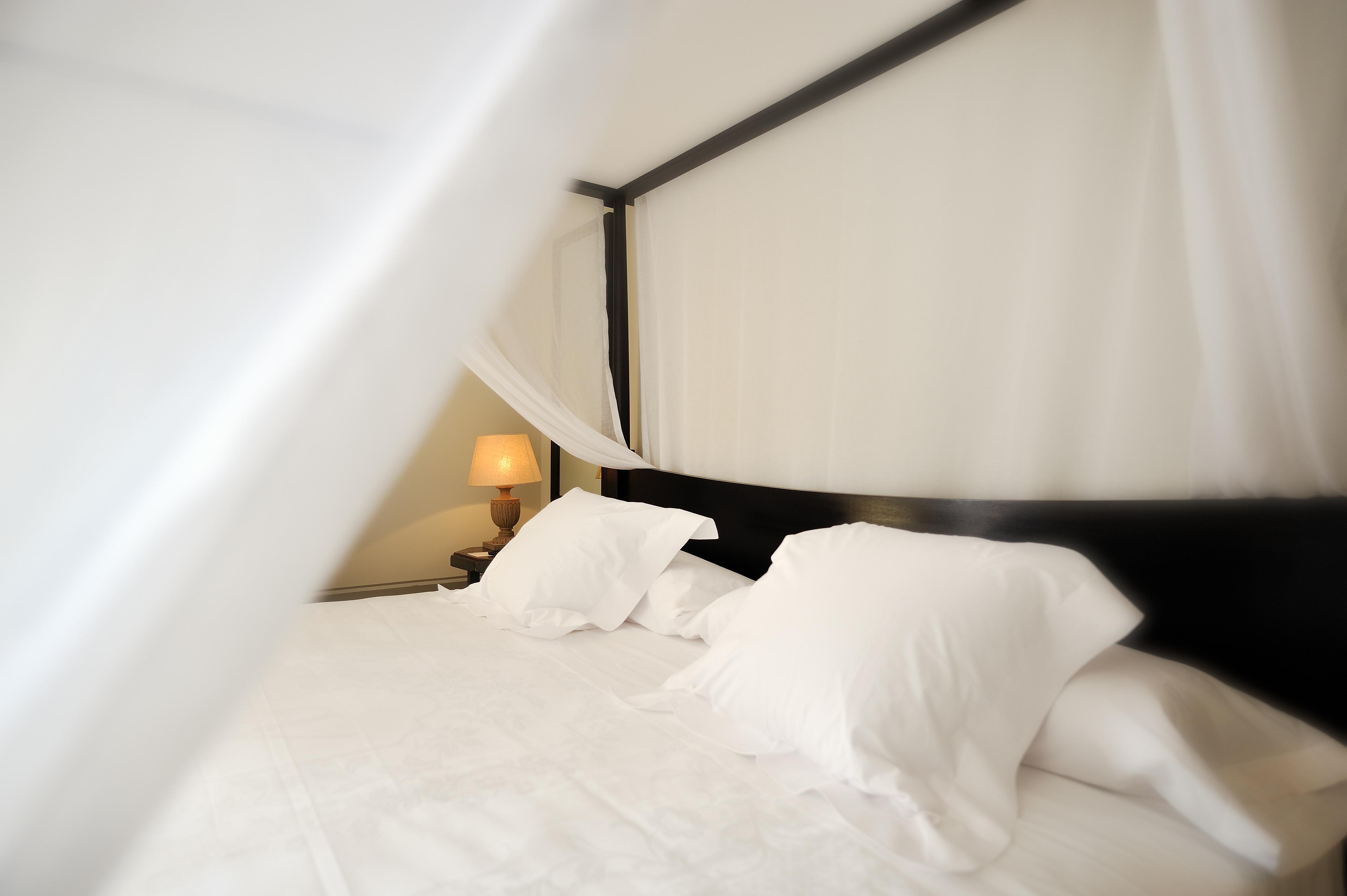 Vincci Seleccion Estrella Del Mar Hotel Marbella Luaran gambar A bed with a mosquito net