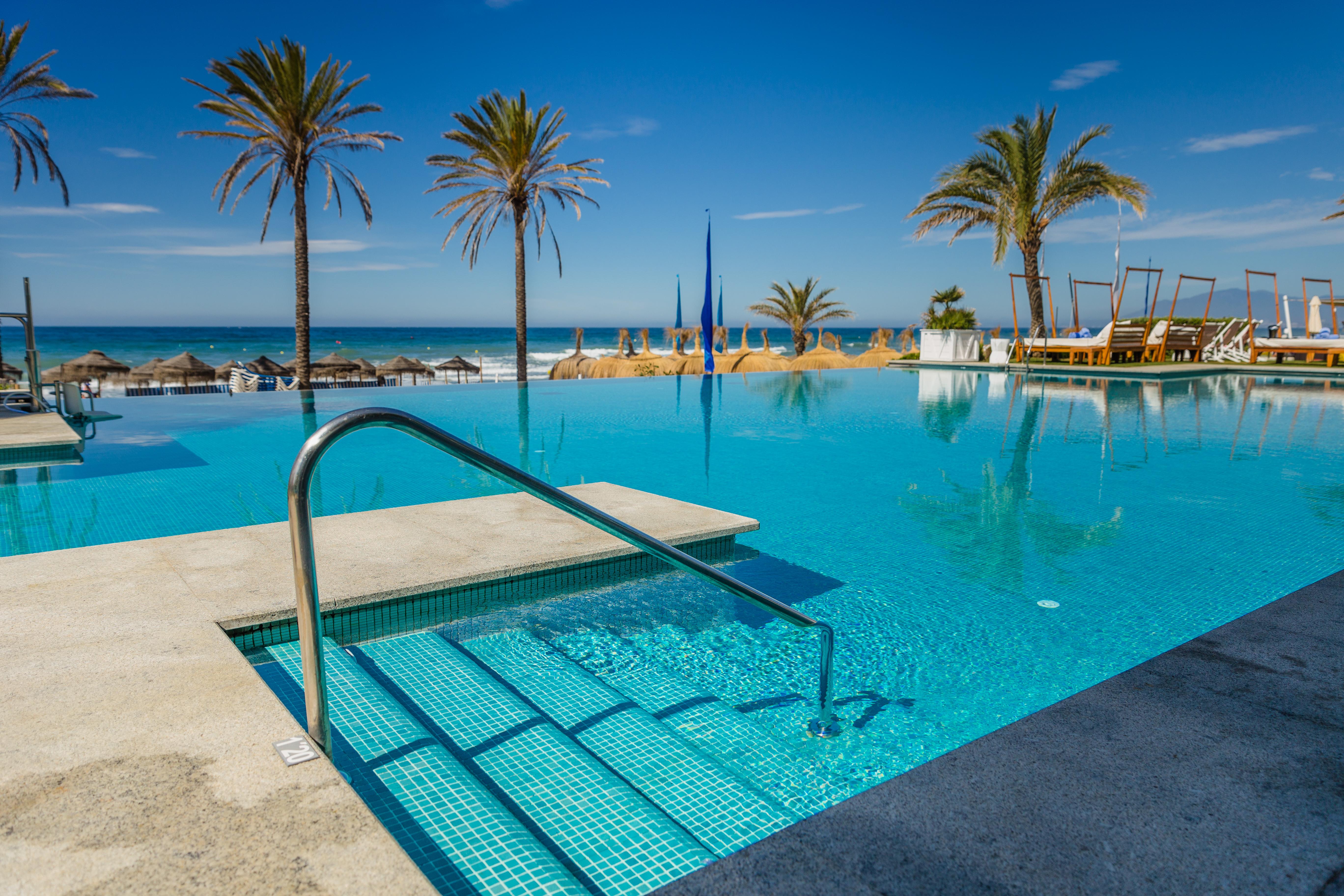 Vincci Seleccion Estrella Del Mar Hotel Marbella Luaran gambar Infinity pool at a hotel in Benidorm, Spain