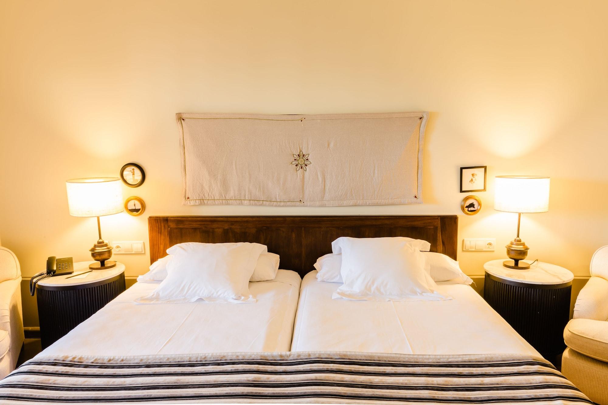 Vincci Seleccion Estrella Del Mar Hotel Marbella Luaran gambar A futon bed